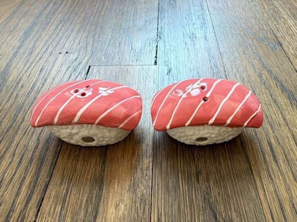 Attractives Tuna Nigiri Sushi Magnetic Ceramic Salt and Pepper Shakers Set